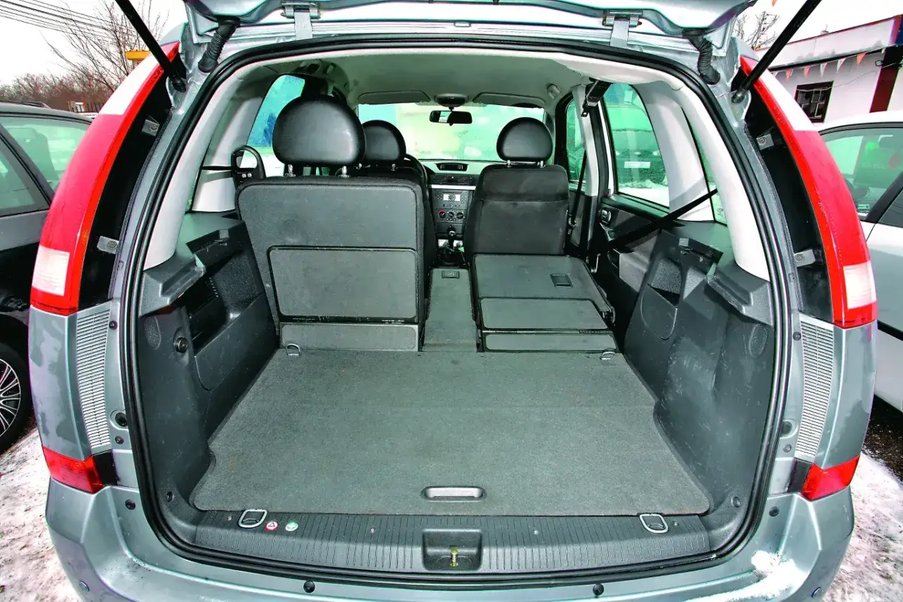 Opel Meriva pojemność bagażnika: złożone tylne siedzenia tworzą dużą, płaską przestrzeń ładunkową.