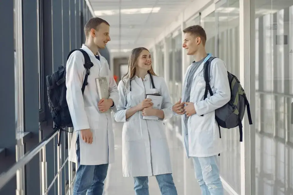 Ile trwają studia medyczne w USA? Zaskakujące fakty o czasie nauki