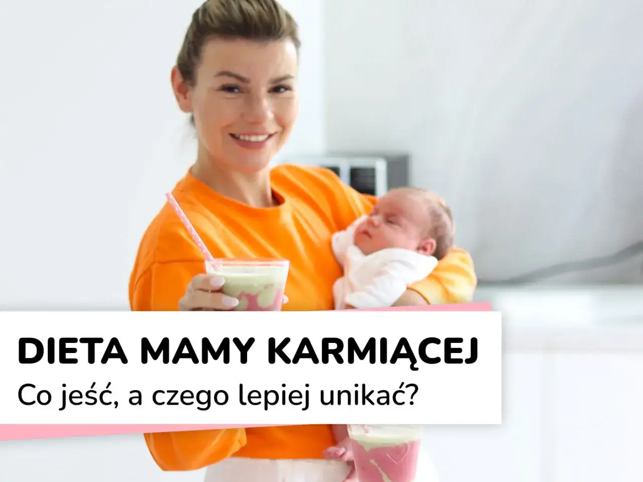 Uśmiechnięta mama w pomarańczowej bluzie trzyma dziecko i koktajl.