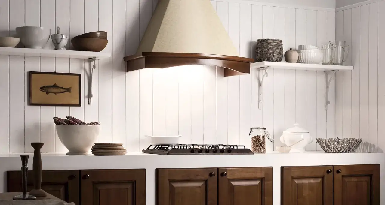 Encantadoras cocinas rústicas modernas con campana de madera, estantes blancos y detalles en madera oscura.