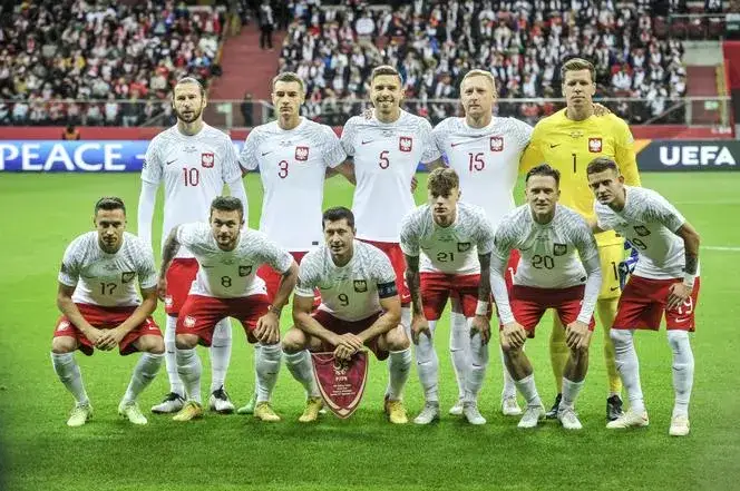Ile zarabiają piłkarze 1. ligi? Niespodziewane wynagrodzenia i czynniki wpływające