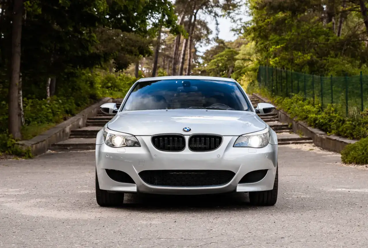 BMW M5 V10 – niezwykłe osiągi i luksus w jednej maszynie