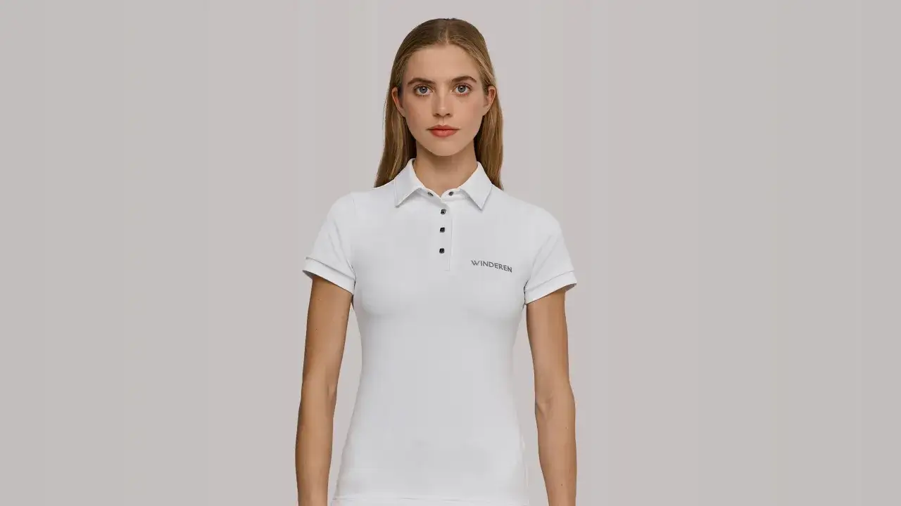Kobieta w białej koszulce polo z krótkim rękawem i logo marki Winderen.