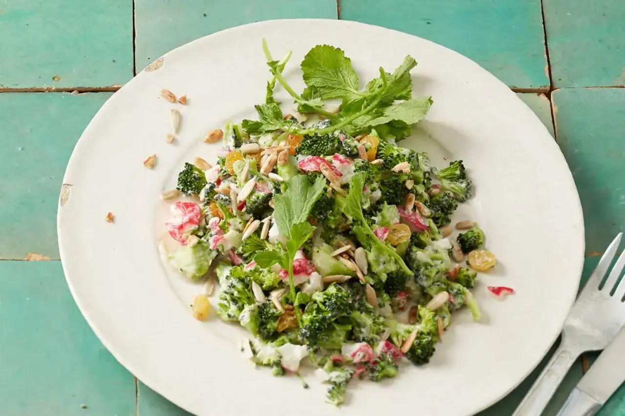 Frischer Brokkolisalat mit cremiger Soße, Rosinen und Sonnenblumenkernen, zubereitet im Thermomix.