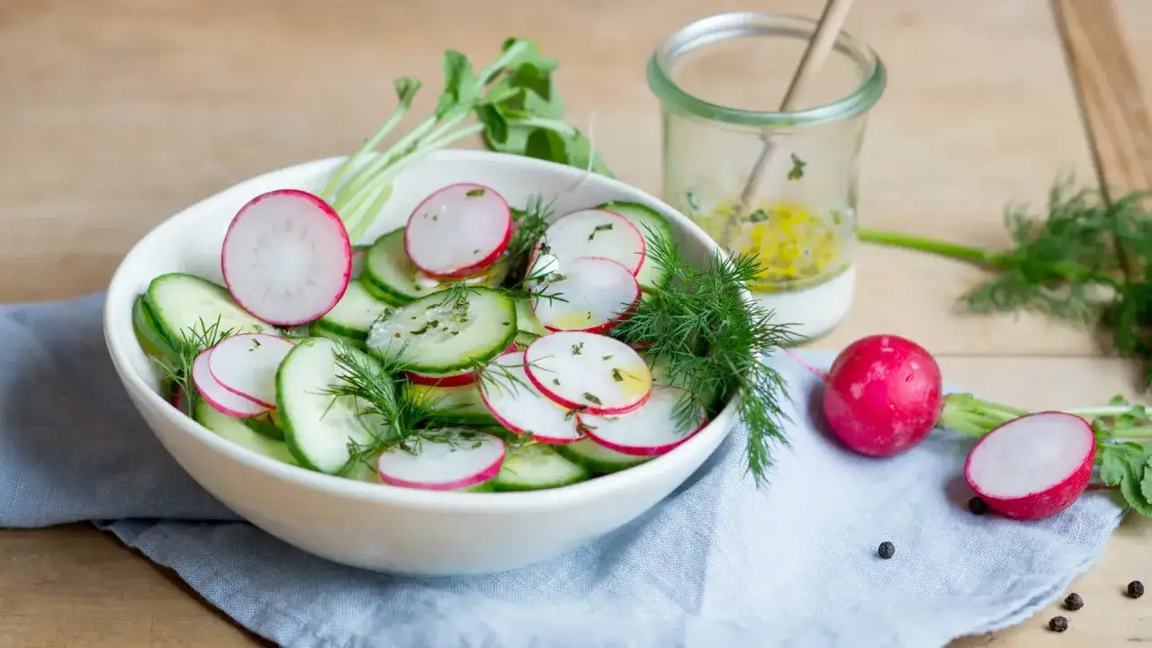 Frischer gurke radieschen salat mit Dill und einer leichten Vinaigrette, bereit zum Genießen.