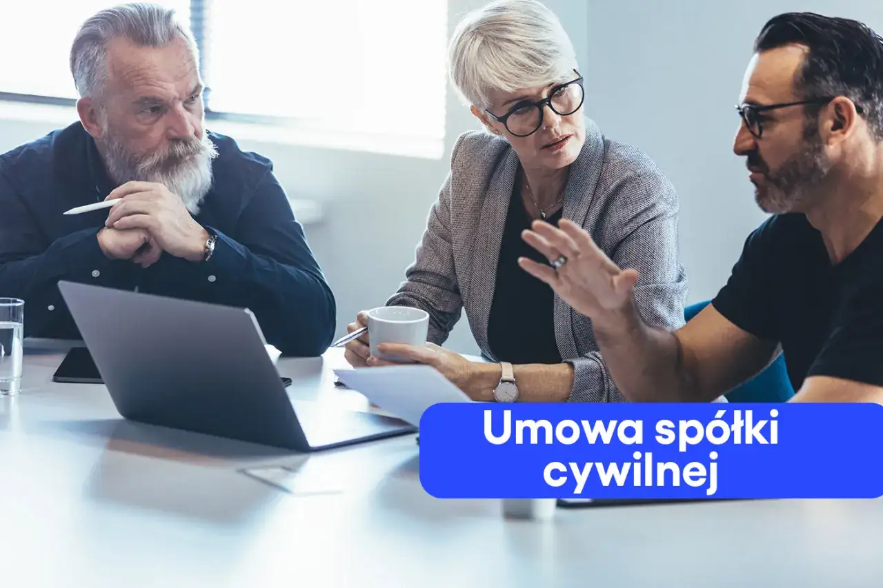 Trzy osoby dyskutują przy stole, na którym leży laptop. Na pierwszym planie widoczny jest tekst "Umowa spółki cywilnej".
