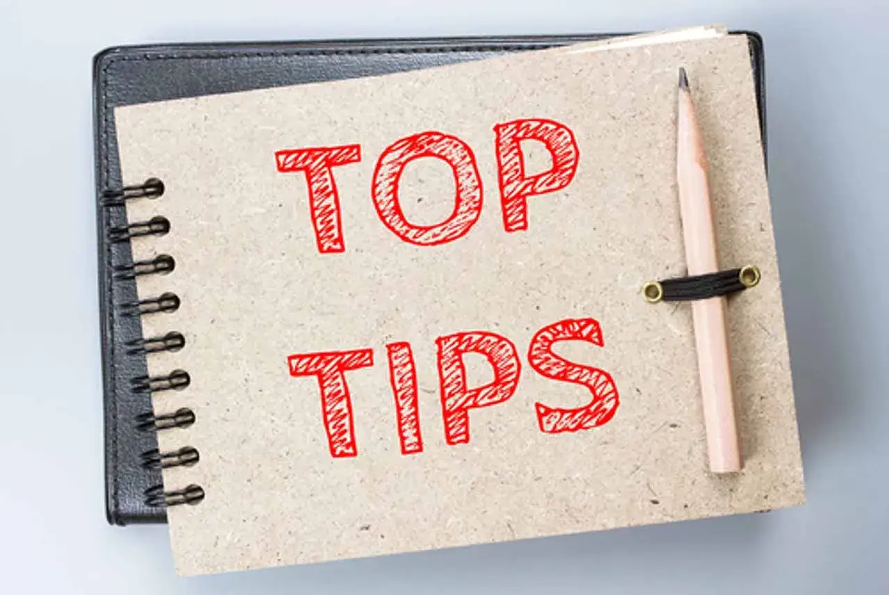 Notatnik z napisem "TOP TIPS" i ołówkiem. Idealne wskazówki, jak nauczyć się angielskiego samemu.
