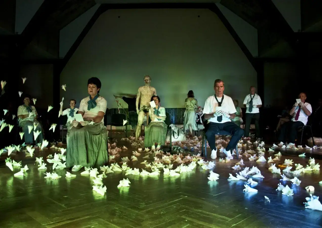Teatr absurdu co to? Poznaj jego znaczenie i wpływ na dramat