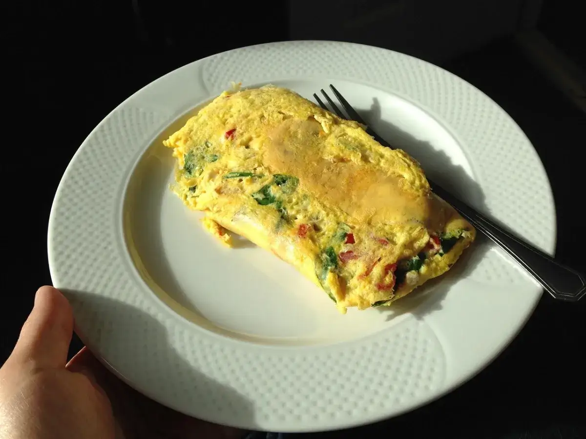 Pyszny omlet na słono z warzywami, idealny na szybkie śniadanie. Ten przepis na omlet na słono jest prosty i szybki.