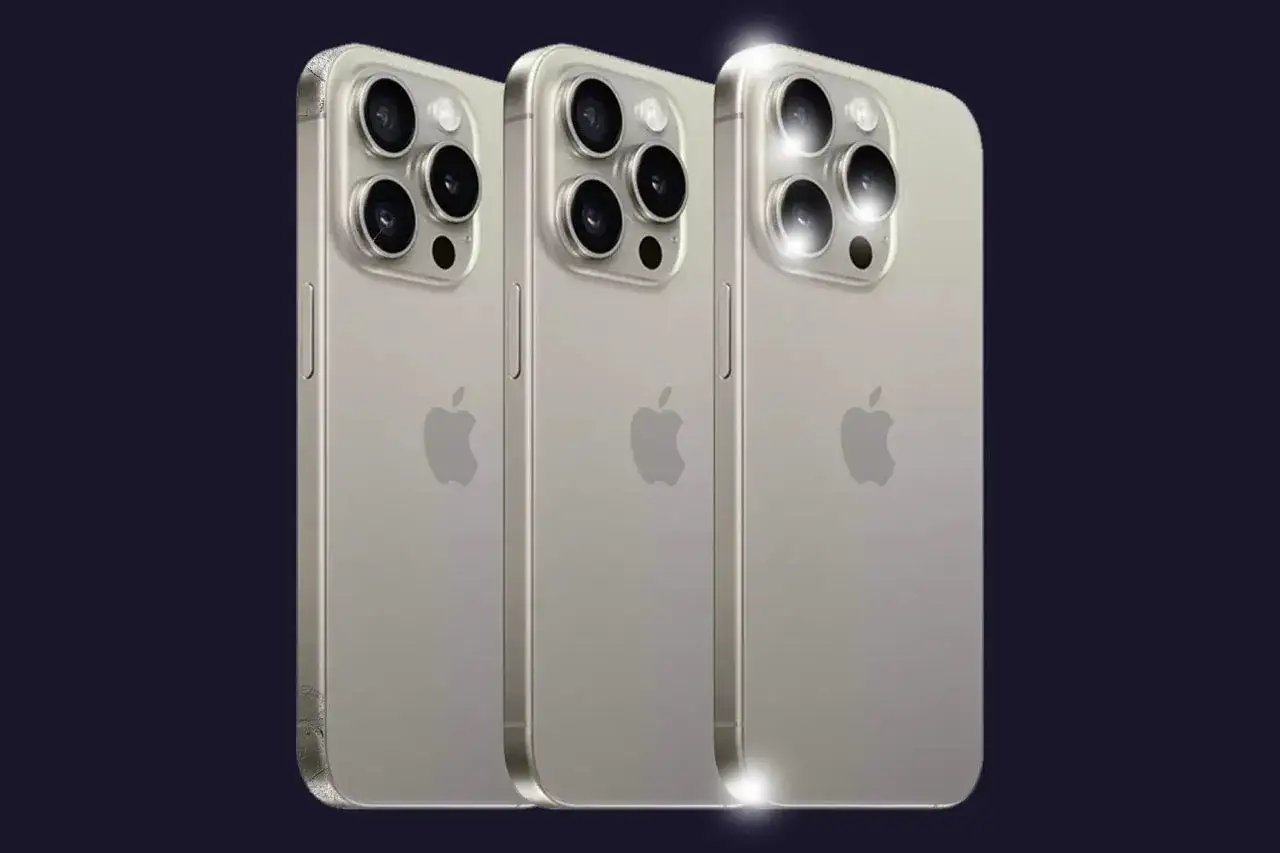 Trois iPhone 12 couleur or, alignés, montrant leurs objectifs photo et le logo Apple.