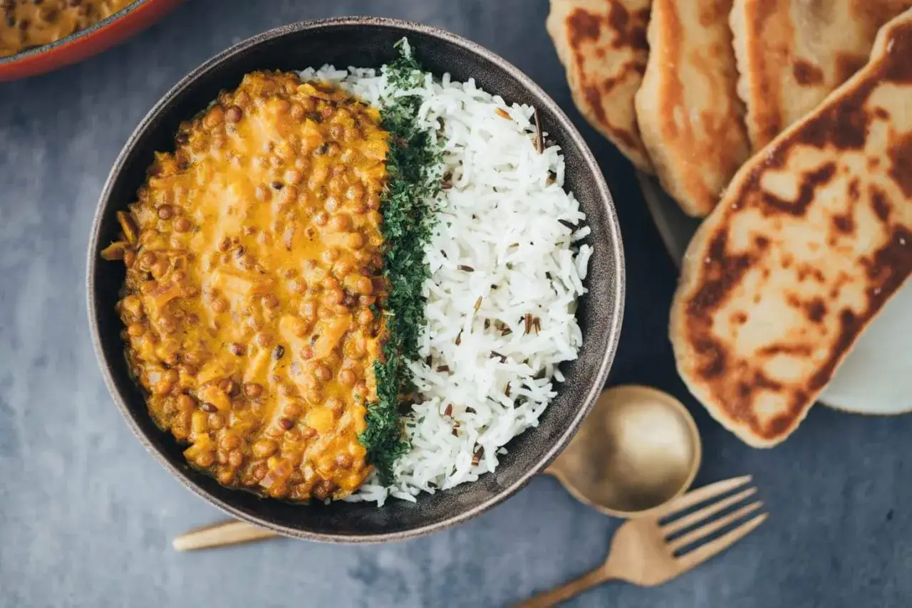 Herzhaftes veganes Linsendal mit Basmatireis und Fladenbrot.