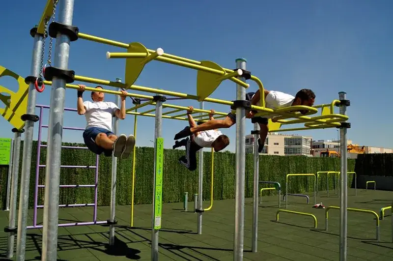 Los beneficios de entrenar en un parque de barras calistenia al aire libre