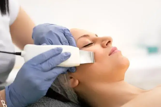 Peeling kawitacyjny czy mikrodermabrazja - co wybrać dla swojej skóry?