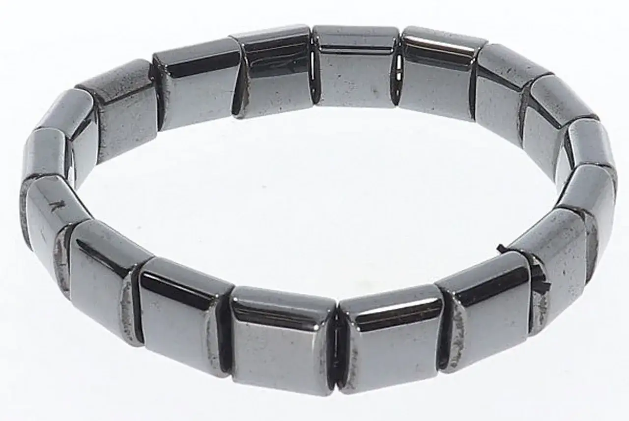 Armband aus facettierten Hämatit-Steinen. Was ist Hämatit? Ein Mineral, das für seinen metallischen Glanz bekannt ist.