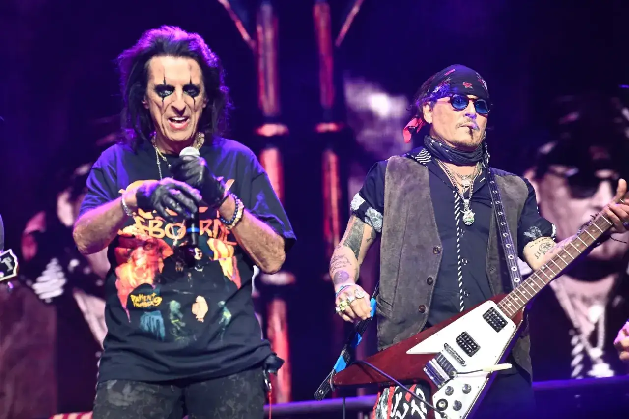 Alice Cooper i Johnny Depp na scenie. Johnny Depp gra na gitarze w zespole.