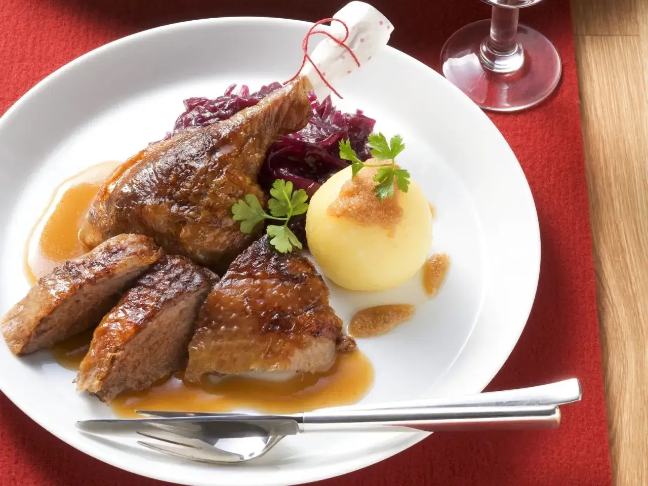 Gegrillte Ente mit Klößen und Rotkohl, ein köstliches rotkohl rezept.