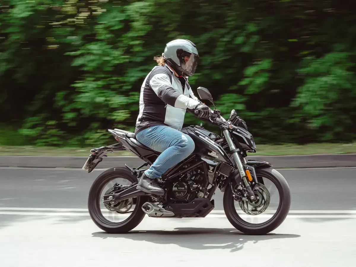 Mężczyzna w kasku jedzie czarnym motocyklem, który może być najmocniejszym motocyklem na kat B.