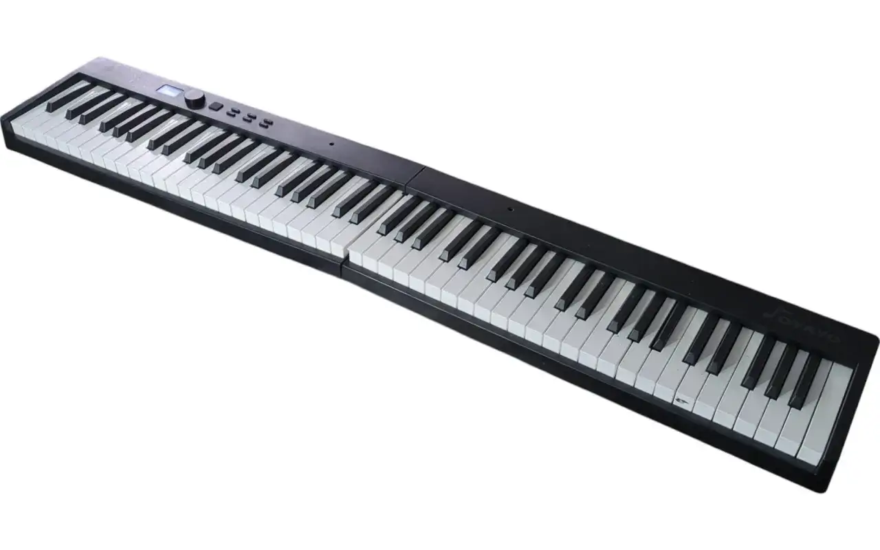 Czarny keyboard z 61 klawiszami, idealny do nauki gry.