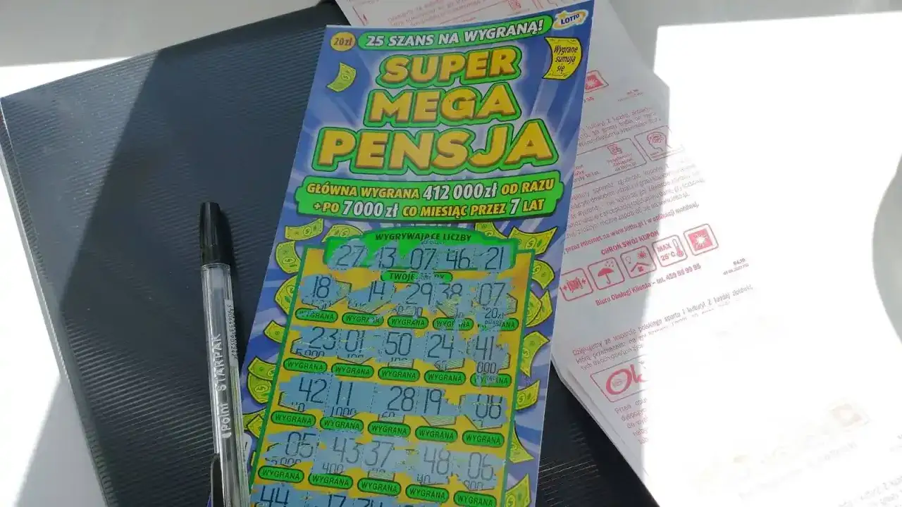 Zdrapka "Super Mega Pensja" z widocznymi wygranymi. Dowiedz się, ile kosztuje zdrapka ekstra pensja i jakie są szanse na wygraną.