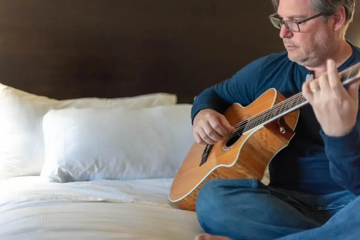 Gdzie ta keja na gitarze? Zagraj kultową szantę krok po kroku!