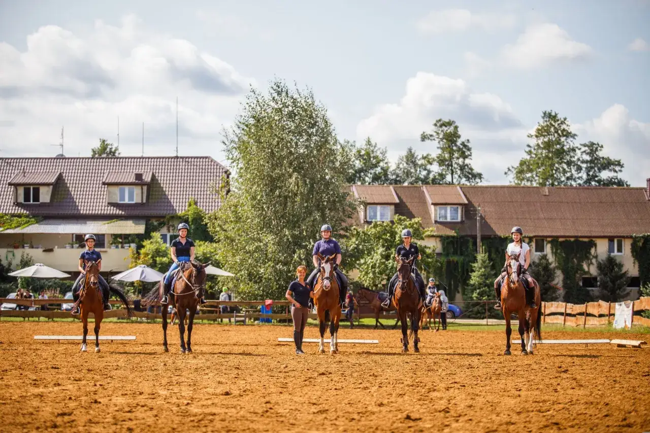 Jeźdźcy na koniach podczas treningu w pony club okrzeszyn.