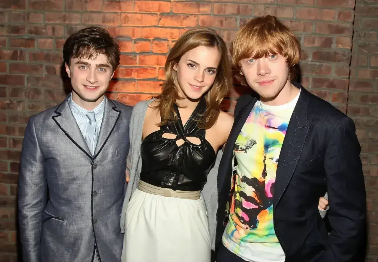 Daniel Radcliffe, Emma Watson i Rupert Grint świętują urodziny Harry'ego Pottera.