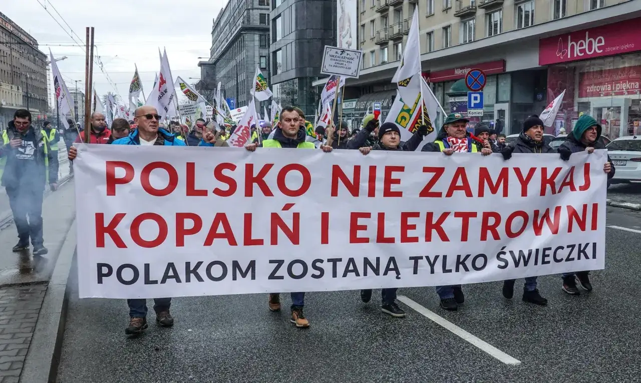 Protestujący niosą transparent "POLSKO NIE ZAMYKAJ KOPALŃ I ELEKTROWNI POLAKOM ZOSTANĄ TYLKO ŚWIECZKI". Sprzeciw wobec programu dobrowolnych odejść.
