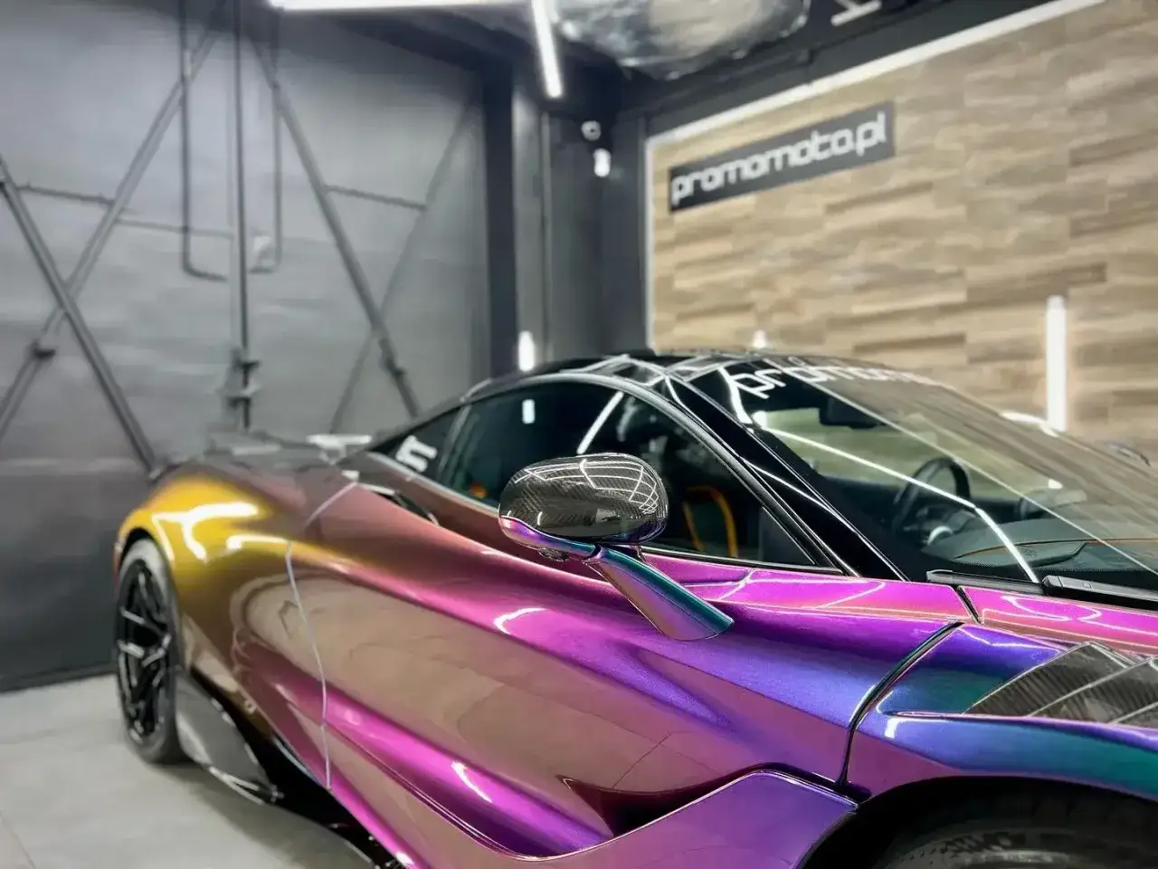 Efektowna zmiana koloru sportowego auta dzięki car wrappingowi. Metaliczny połysk przechodzi od żółtego do fioletu.