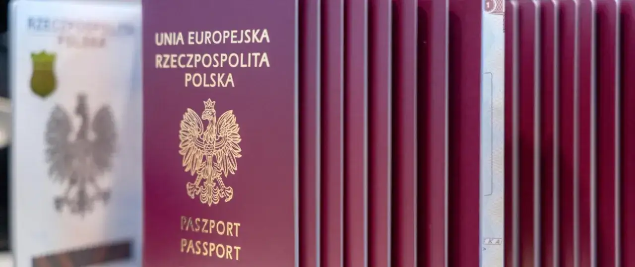 Polskie paszporty w rzędzie. Dowiedz się, jak sprawdzić ważność paszportu online, by podróżować bez przeszkód.