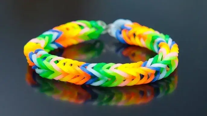 Stwórz bransoletki z gumek! Łatwy poradnik na palce, krosno i widelec