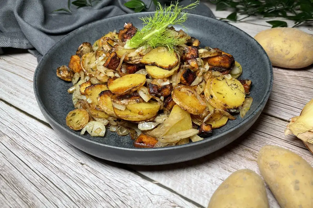 Geröstete Kartoffeln mit Zwiebeln und Fenchel, ein köstliches Gericht, das sich gut für Fenchel Rezepte eignet.