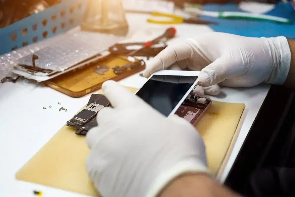 Ile kosztuje wymiana baterii? Ceny dla telefonów i laptopów w Polsce