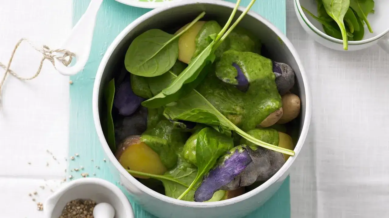 Bunter Kartoffelsalat mit frischem Spinat und einer grünen Soße, inspiriert von Sauerampfer-Rezepten.