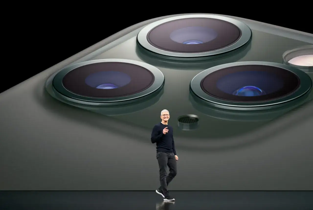 Tim Cook devant le module caméra d'un iPhone 11 Pro Max.