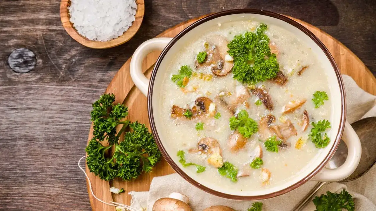 Cremige Champignoncremesuppe, zubereitet im Thermomix, ist eine köstliche Low-Carb-Mahlzeit, garniert mit Petersilie.