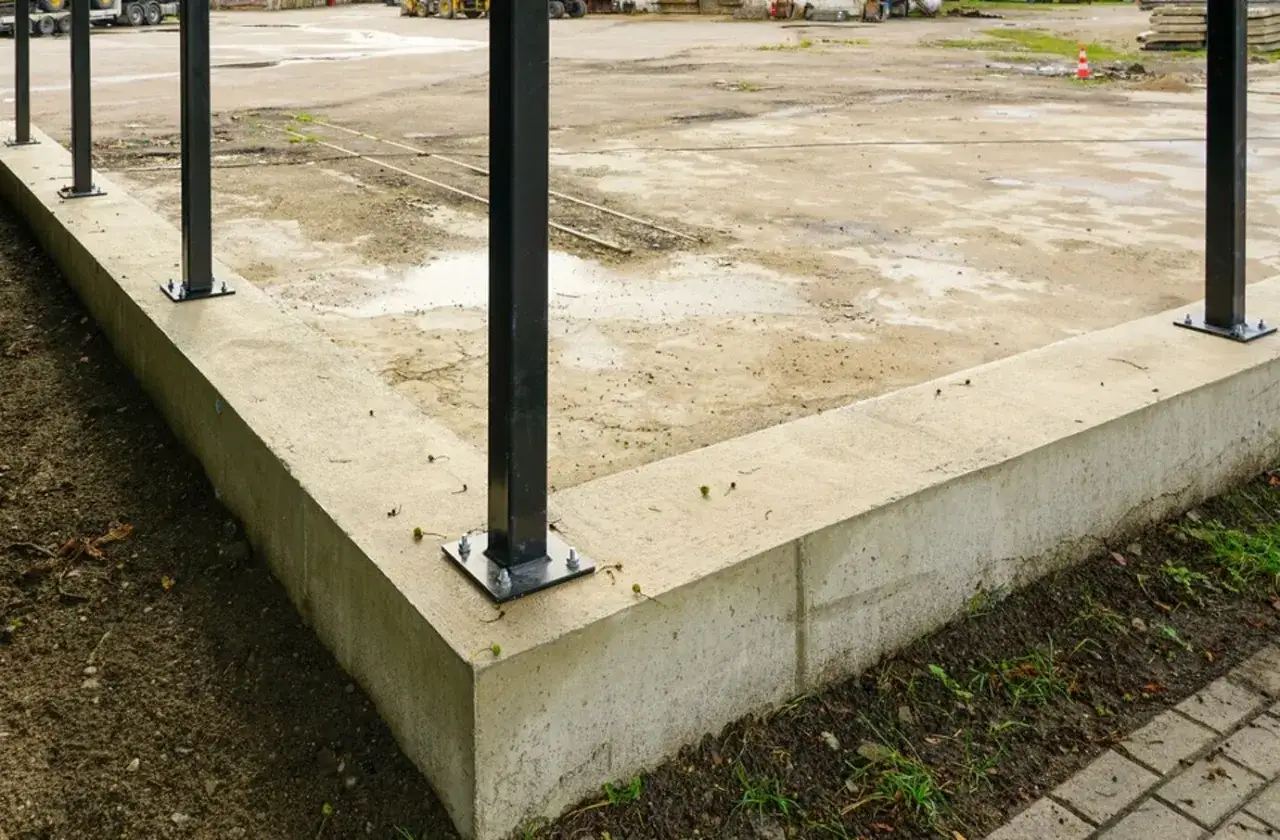 Solidne mocowanie słupków ogrodzeniowych do betonu. Solidna podstawa dla przyszłego ogrodzenia.