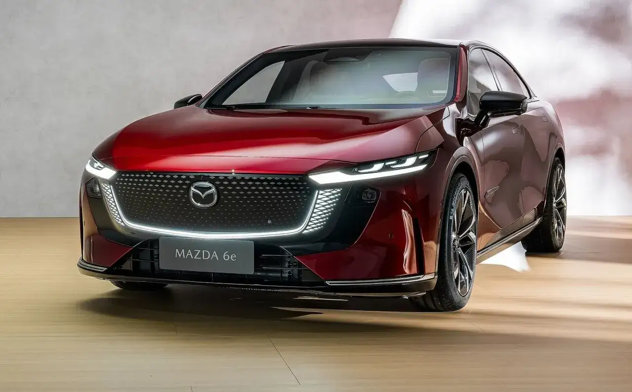 Elegancka, czerwona Mazda 6e z nowoczesnym designem i charakterystycznym grillem.
