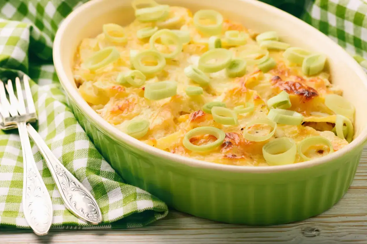 Herzhafte Kartoffel-Lauch-Auflauf-Rezepte: goldbraun überbacken, garniert mit Lauchringen. Perfekt für ein gemütliches Essen.