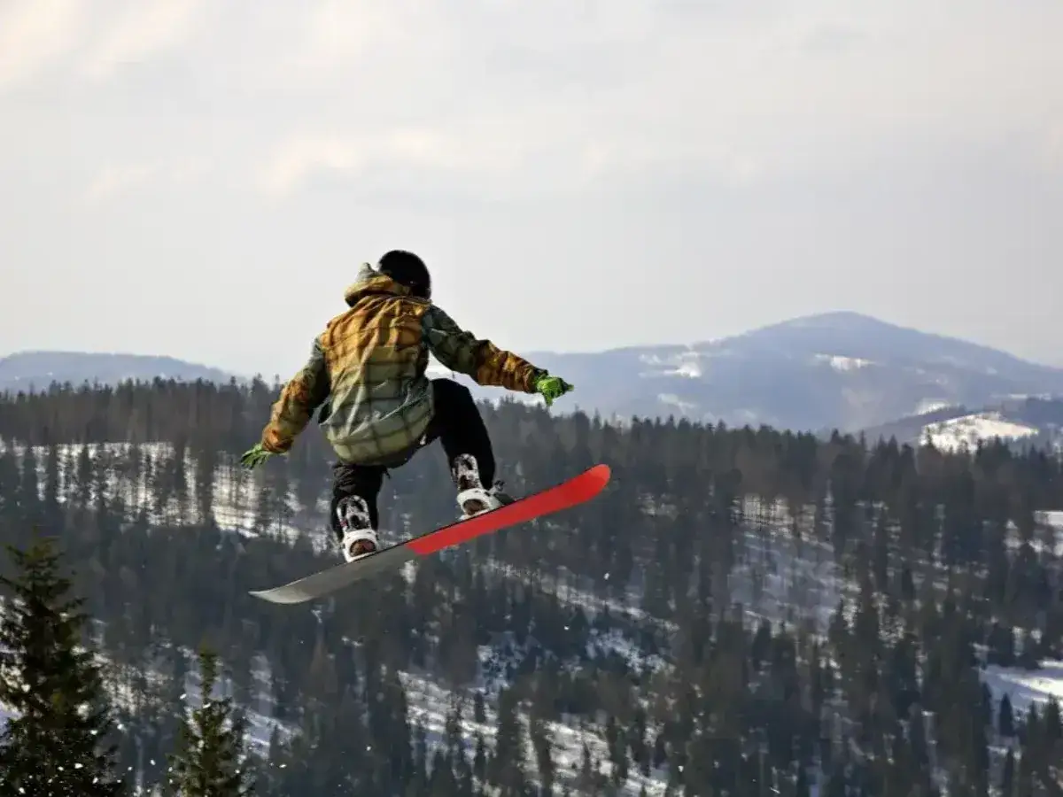 Ile kosztuje nauka jazdy na snowboardzie? Sprawdź ceny i ukryte wydatki