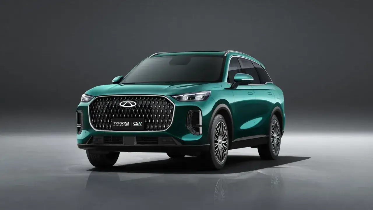 Elegancki, zielony SUV Chery Tiggo 9 Plug-in Hybrid prezentuje się nowocześnie na tle szarym.