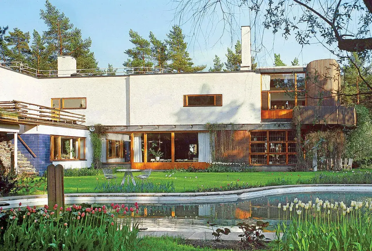 Villa Mairea, modernistyczna willa z basenem i ogrodem, otoczona sosnami.