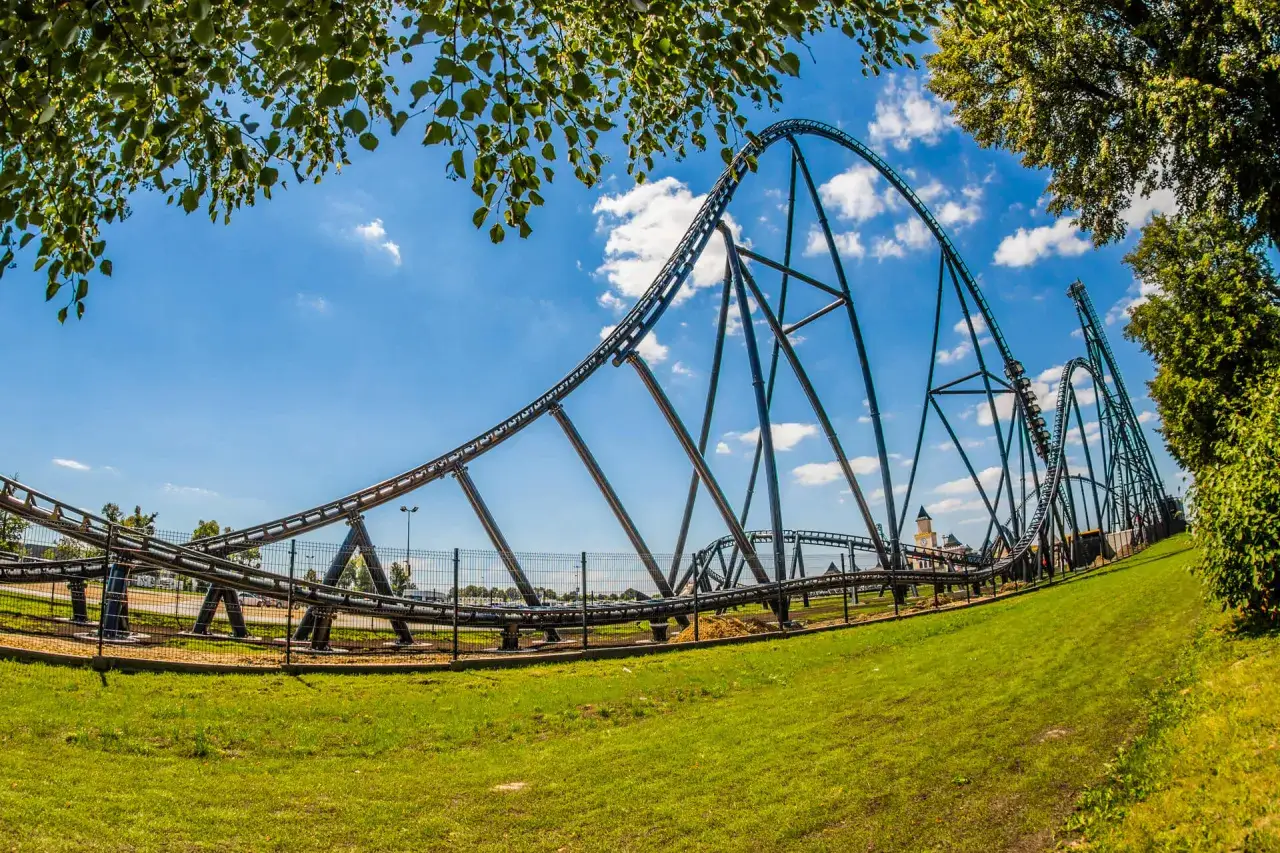 Kolejka górska Hyperion w Energylandii na tle błękitnego nieba z chmurami.