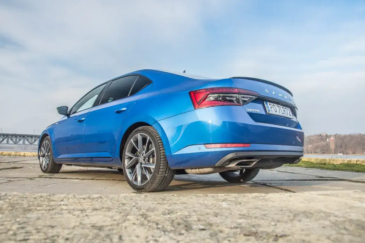 Niebieska Skoda Superb z dieslem, zaparkowana nad wodą. Czy to ostatnie lata diesla w Europie?