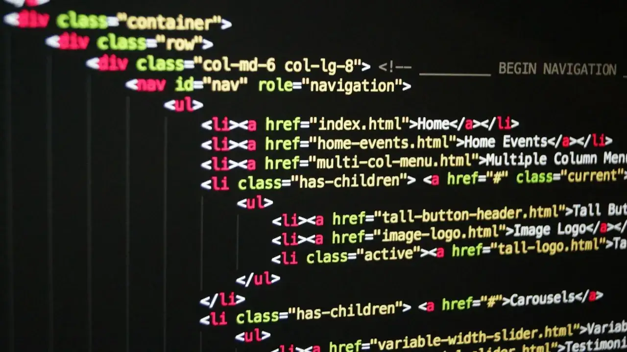 Kod HTML strony internetowej, pokazujący strukturę nawigacji. To przykład tego, jak działa git hub co to za platforma do współpracy przy kodzie.