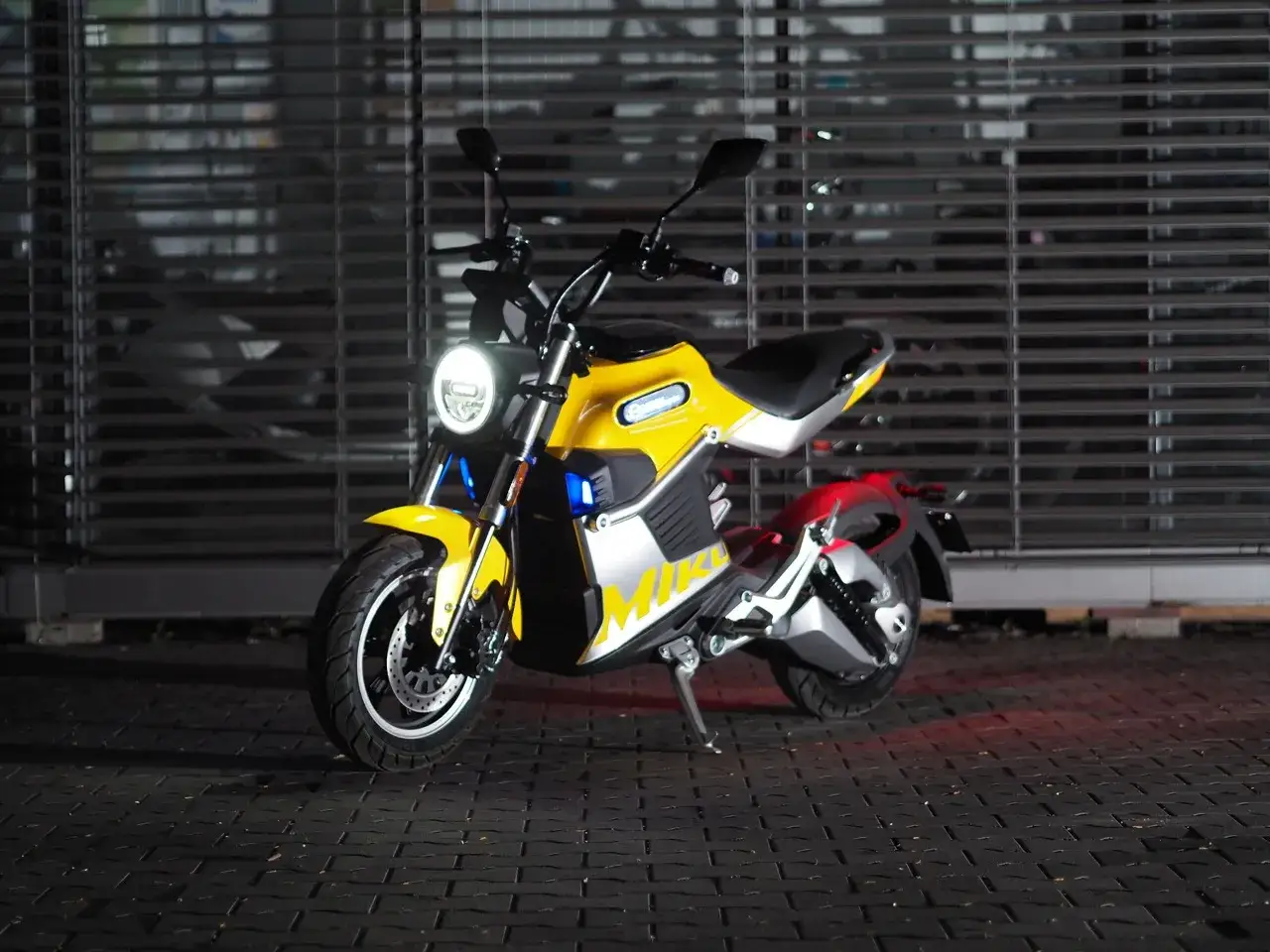 Żółty, nowoczesny motocykl, idealny jako motocykl dla 50 latka. Stylowy design i elektryczne napędy.