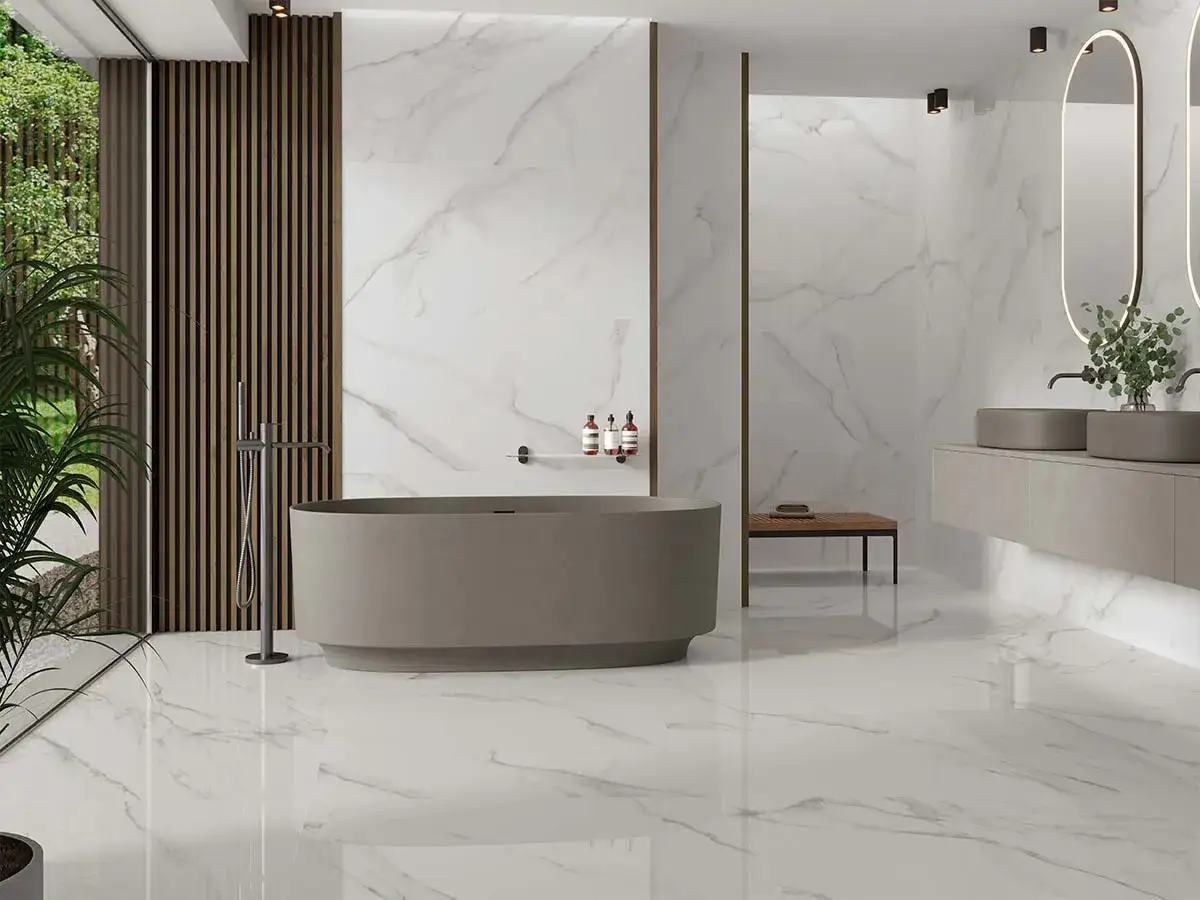 Elegante baño con bañera independiente, lavabos dobles y paredes de mármol. Un oasis de **baños de lujo** con diseño moderno y detalles naturales.