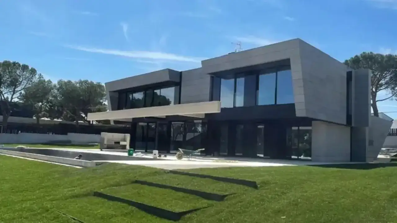 Moderna casa con piscina y jardín en Boadilla del Monte, un ejemplo de las mejores urbanizaciones de Boadilla del Monte.