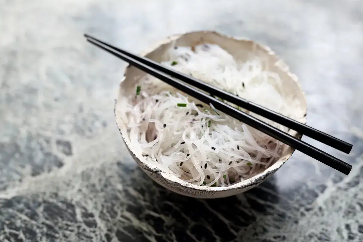 Ile gotować makaron ryżowy? Sekrety idealnie sypkiego makaronu!