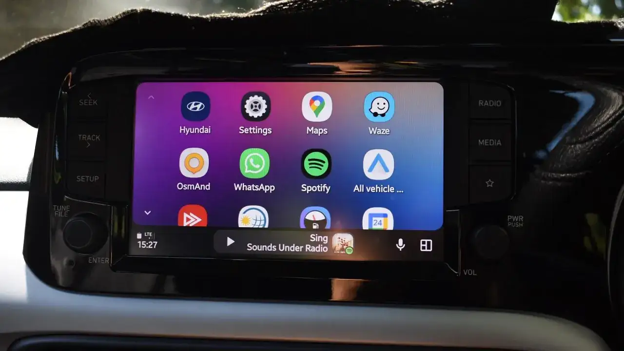 Écran de voiture affichant Android Auto avec des icônes d'applications. Un problème avec Android Auto sur Samsung est peut-être en cours.