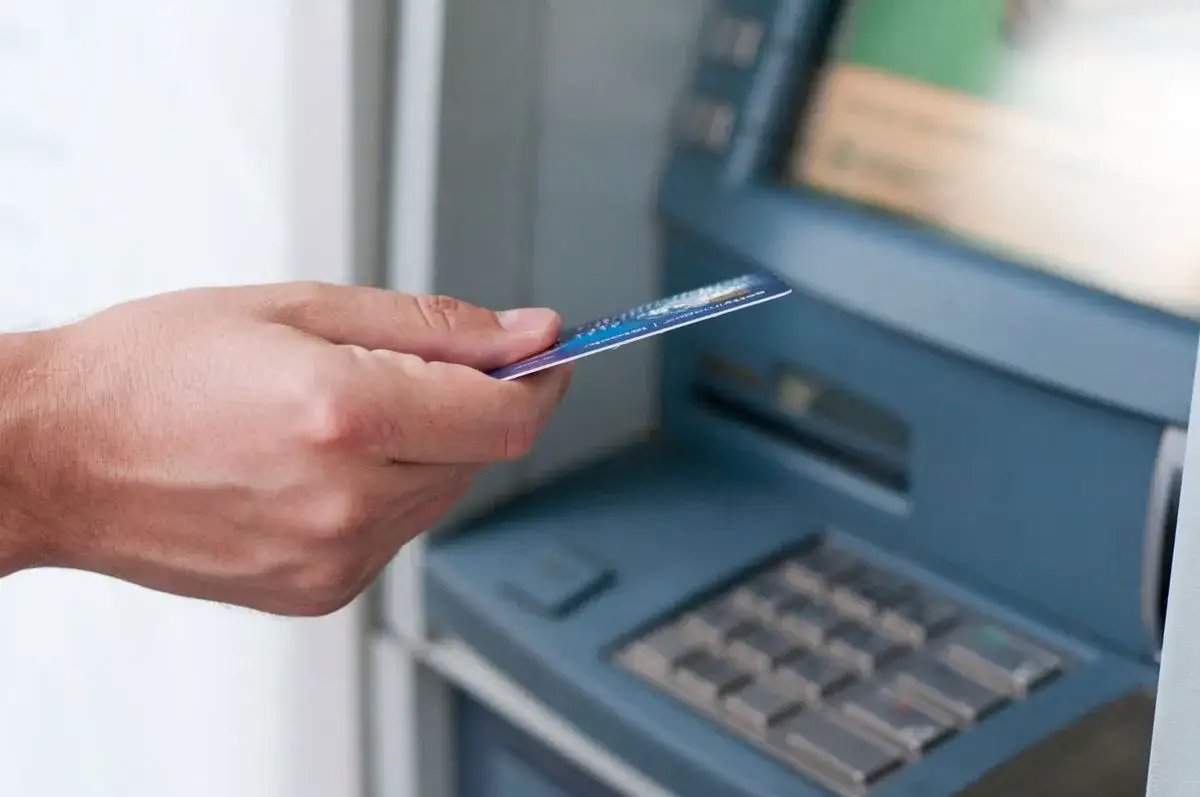 Bankomaty Bukowina Tatrzańska: Gdzie wypłacić gotówkę bez prowizji?